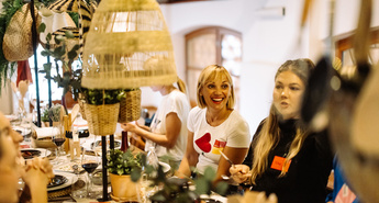 Kuhanje in skupno uživanje ob mizi