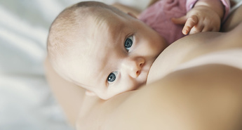 Naravne nesreče ne smejo biti razlog, da mati preneha z dojenjem