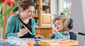 Mala bolnica z diagnozo spinalne mišične atrofije 